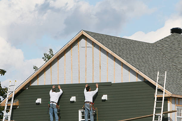 Professional Siding Installation technician working in Unionville, VA